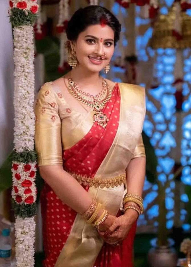 Sneha - 06226-A   LadyBugRed Color Punnagai Arasi Sneha Inspired Traditional Wear Semi-Pattu Saree CM1236093 (LR1B)