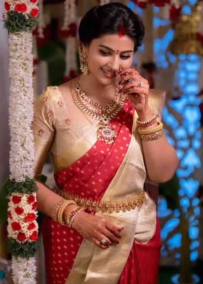 Sneha - 06226-A   LadyBugRed Color Punnagai Arasi Sneha Inspired Traditional Wear Semi-Pattu Saree CM1236093 (LR1B)